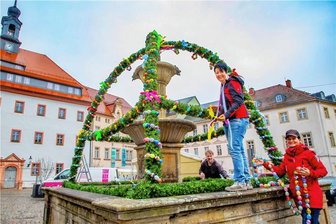 Der Osterbrunnen steht: Oederan ist bereit für Osterhasen und Livemusik - Der Gewerbeverein schmückt immer den Osterbrunnen: Thomas Kruse, Cornelia Naumann und Antje Schwarz (von links). 