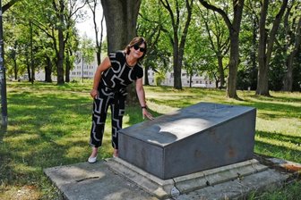 Der Park der Opfer des Faschismus in Chemnitz: Ein offenes Geschichtsbuch - Kerstin König, Mitarbeiterin des Grünflächenamtes, liebt den Park wegen seiner Ruhe nahe der Innenstadt, aber auch wegen der Vielfalt. Hier zeigt sie das Grab von Christian Gottfried Becker, einem der frühen Textilindustriellen in Chemnitz.