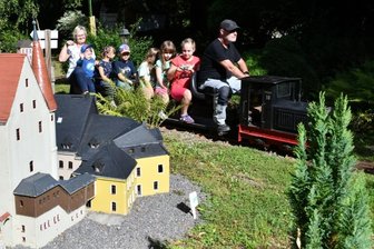 Der Park ist auch ein Gartenkunstwerk - Familienfest im Park Klein-Erzgebirge Oederan. 