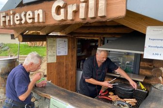 Der Parkettlegermeister legt jetzt Rostbrätel mit Zwiebeln auf - Schnell noch ein Kaffee, dann ist das Mittagessen für Daheim im mitgebrachten Boxen verpackt. Klaus Vollstädt aus Reudnitz zu Besuch am Friesen-Grill von Heinz Gruner. 