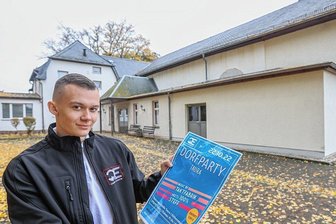 Der Partymanager aus Burgstädt im Interview: "Ich brauche keinen Alkohol, um Spaß zu haben" - Pascal Köhler veranstaltet am Samstag die erste Dorfparty in der Mehrzweckhalle in Taura. Seit zwei Monaten bereitet er die Veranstaltung vor: Plakate und Flyer wurden erstellt - und vieles weitere mehr. 