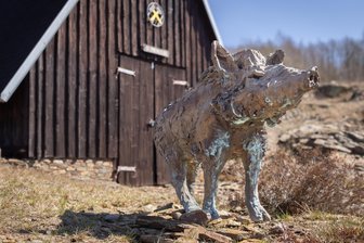 Der perfekte Tag am Purple Path: Vier Tipps im Erzgebirge - Sie waren die ersten auf dem Purple Path: die „Wildschweine“ des Bildhauers Carl Emanuel Wolff auf dem Sauberg in Ehrenfriedersdorf.