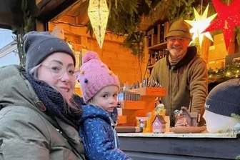 Der perfekte "Treppenwitz" - Standbetreiber Matthias Stiehler auf dem Schwarzenberger Weihnachtsmarkt.