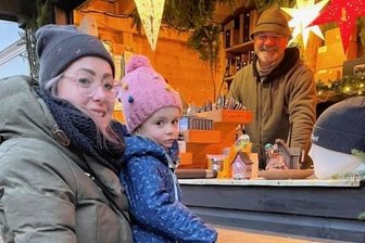 Der perfekte "Treppenwitz" - Standbetreiber Matthias Stiehler auf dem Schwarzenberger Weihnachtsmarkt.