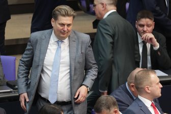 „Der Plan ist eine Datsche“: AfD-Politiker Krah zieht nach Limbach-Oberfrohna - Maximilian Krah vor der konstituierenden Sitzung des 21. Deutschen Bundestages vergangene Woche in Berlin.