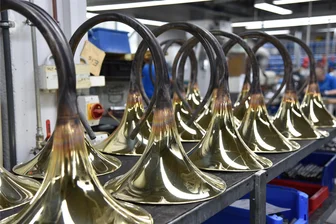 Der Platzhirsch als Taktgeber: Buffet Crampon legt sich für den Instrumentalwettbewerb in Markneukirchen ins Zeug - In zwei Werken im Gewerbepark Markneukirchen stellen mehr als 400 Mitarbeiter von Buffet Crampon Blech- und Holzblasinstrumente her. Der größte Arbeitgeber der Stadt ist beim 59. Internationalen Instrumentalwettbewerb vom 2. bis 11. Mai in mehrfacher Weise engagiert.