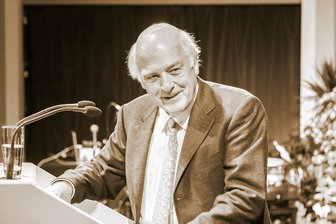 Der Plauener Stadtplakettenträger, Ex-Bankier und Kulturförderer Karl Gerhard Schmidt ist gestorben - Karl Gerhard Schmidt 2014 bei der e.o.plauen-Preisverleihung an Wolf Erlbruch.
