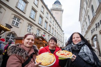Der Plauener Weihnachtsmarkt im Preis-Check: Langós für acht Euro - und die Leute stehen trotzdem Schlange - Janine Haußner (links) und Samira Klipphahn (rechts) lieben Niki Nüßners Lángos. Der frittierte Fladen kostet 8 Euro.