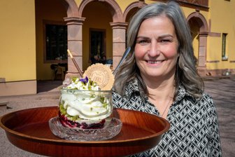 Der Porphyrbecher aus Rochlitz: Genießertipps für Eisliebhaber in der Region an der Mulde - Mitarbeiterin Angela Rössel serviert im Café Waldschlösschen auf dem Rochlizer Berg einen Porphyreisbecher.