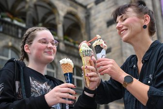 Der Preis fürs Eis in Chemnitz: Das kosten Kugel, Sahne und Toppings - Wer die volle Dröhnung will, muss extra zahlen. Cora Lantzsch (l.) und Denise Märkisch probieren trotzdem.