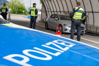 Der Preis ist zu hoch - Beamte der Bundespolizei kontrollieren am Grenzübergang von Österreich kommende Fahrzeuge bei Kiefersfelden.