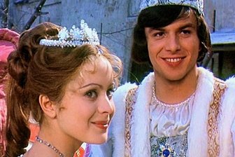 Der Prinz aus "Aschenbrödel" kommt - Der Prinz (Pavel Trávnícek) hat endlich sein Aschenbrödel (Libuše Šafránková) gefunden. Der 1973 erschienene Film "Drei Haselnüsse für Aschenbrödel", eine Koproduktion zwischen der CSSR und der DDR, ist bis heute vor allem in der Adventszeit Kult.