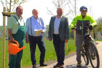 Der Radweg zwischen Oederan und Börnichen wird schöner: Neue Bäume sind an den Klimawandel angepasst - Nach Abschluss der Pflanzmaßnahme zeigten sich Baumexperte Michael Heinrich, Helmut Loose (Bauamt Oederan) , Bürgermeister Steffen Schneider und Marco Metzler vom Stadtmarketing Oederan (v. l.) zufrieden.