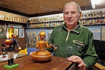 Der Räuchermännchen-General von Gersdorf und sein Heer - Der Bergmann leuchtet, der Maharadscha qualmt: Werner Riedel hat in seinem Hobbyraum Dutzende Räuchermänner versammelt. Weitere Figuren sind im übrigen Haus verteilt. 