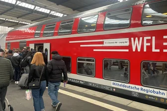 „Der RE 6 wird mir für immer in Erinnerung bleiben“: Frust und Nostalgie bei Pendlern zwischen Chemnitz und Leipzig - Menschen strömen in den RE 6, nachdem der vorherige Zug ausgefallen war.