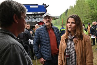 Der Rechtsruck im neuen Erzgebirgskrimi: "Ein Stück ziemlich schwere Arbeit" - Corinna Ott (Katharina Wackernagel, rechts) und Ralph Ott (Götz Schubert, Mitte) sind entsetzt, dass Frank Ott (Peter Schneider, links) sich nicht an der Suche nach seiner vermissten Tochter beteiligen möchte.