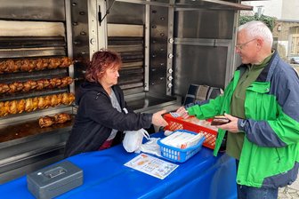 Der Reichenbacher Hähnchen-Grill ist gerettet: Von einer Frau, die nicht nur warten will, dass der Tag vergeht - Neues Gesicht am Hähnchen-Grill am Reichenbacher Postplatz. „Schön, dass Sie da sind. Halten Sie durch“, sagt Stammkunde Siegmar Kauerhof aus Limbach. Violetta Schulz versichert, sich alle Mühe zu geben. Gute Wünsche bekam die Verkäuferin bei ihrem ersten Solo-Verkauf zuhauf mit auf den Weg.