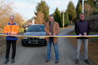 Der Reichenbacher Mosraberg ist wieder offen - Mirko Krause von der Baufirma, OB Raphael Kürzinger und Steffen Karl vom Wasser-Zweckverband weihten die Straße ein.