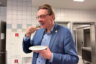 Der Reichenbacher Oberbürgermeister und die Fettnäpfchen - Was am einstigen Krankenhausstandort passiert, hat mittlerweile alle Skeptiker überzeugt. Auch Oberbürgermeister Henry Ruß, der sich hier bei der Präsentation des RWS Cateringservice ein Stück Kuchen schmecken lässt.