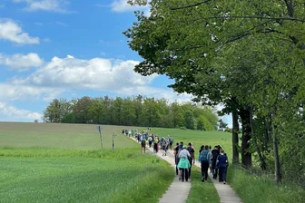 Der Reiz des Flöhaer Rundweges: Wanderer genießen den Weitblick bis zum Fichtelberg - Die etwa 100 Wanderer auf dem Weg hinauf zum Aussichtspunkt Häsig, wo die Wählerinitiative Flöha Falkenau kürzlich eine neue Bank zum Rasten aufgestellt hat. Hier war die Hälfte der Wandertour geschafft.