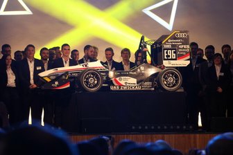 Der Rennwagen heißt Eberhard - Der neue Rennwagen des WHZ-Racinteams ist Freitagabend in der Aula der Hochschule vorgestellt worden.