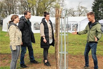 Der Retter alter sächsischer Obstsorten: 22-jähriger Vogtländer geht als junger Landwirt neue Wege - Jonas Hommel (rechts) erklärt den Vertretern des Übertragungsnetzbetreibers 50 Hertz, Katharina von Lonski-Cronberg, Axel Happe und Antje Wittmann (von links), das Konzept der Streuobstwiese.