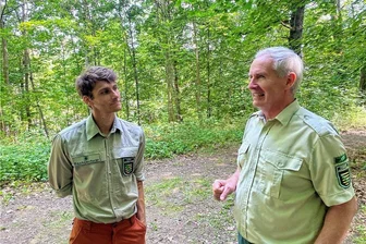 Der Revierförster und sein Nachfolger: Warum der Wald vor unserer Haustüre mehr naturnahen Unterricht verträgt - Der Wald-Meister und sein Nachfolger im Reichenbacher Walkholz: Joachim Gorski hat in seiner Reichenbacher Zeit „ein schönes Waldbild“ geschaffen, sagt Dominik Feudel. Der 26-jährige stammt aus Lichtenstein und zieht demnächst nach Reichenbach um.