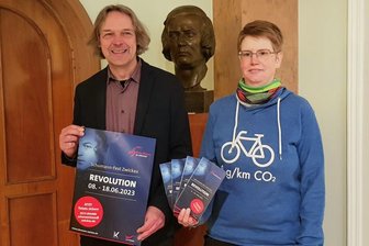 Der Revolutionär und der Komponist: Wie Robert Schumann auf Robert Blums Hinrichtung reagiert hat - Thomas Synofzik, Leiter des Robert-Schumann-Hauses Zwickau, und Mitarbeiterin Hrosvith Dahmen bei der Vorstellung des Programms zum Schumannfest 2023 im Museum.