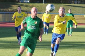 Der RFC steigt wieder ins Training ein - Niklas Schmelzer (rechts) ist mit acht Treffern bisher bester Torschütze beim RFC. Das Foto entstand beim 5:1 im Derby gegen Mühltroff.