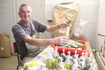 Der richtige Riecher: Hohenfichtener versorgt seit 33 Jahren nicht nur Mittelsachsen mit Gewürzen - Falko Zilles packt Lorbeerblätter ab.