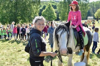 Der Riedelhof in Eubabrunn als Kinder-Erlebniswelt - Für die kurze Reiteinheit mit Nicole Pöllmann standen vor allem Mädchen Schlange.