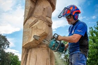 Der Riesenbergmann und das große Fest - Holzbildhauer Jörg Bäßler sägt aus einem Eichenstamm neben dem Falkenauer Volkshaus einen Bergmann. Der erste Tag sei der schwierigste, sagt Bäßler. Er müsse die Figur im Kopf fertig haben und sozusagen in den Stamm hineindenken und deshalb gut überlegen, bevor er die ersten Schnitte setzt. Es gibt nur drei Markierungen am Holz - für die Position der Füße, des Rumpfes und des Kopfes. Der Rest sei Handwerk, sagt er. 
