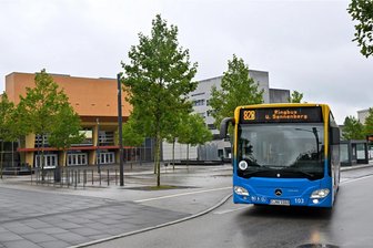 Der Ringbus in Chemnitz als Touristen-Route? - Ungefähr eine Dreiviertelstunde dauert es, einmal mit dem Ringbus im Kreis zu fahren. Dabei bekommt man ein Bild von der Stadt, außerhalb des Zentrums, wie hier vom Campus der TU.