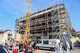 Der Rohbau ist fertig: Richtfest an der neuen Oberschule Geyer - An der neuen Oberschule in Geyer, die an der Ehrenfriedersdorfer Straße errichtet wird, wurde am Freitag Richtfest gefeiert. 