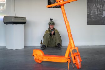 Der Roller bleibt in Chemnitz: Wie geht es weiter mit Jan Böhmermanns E-Scooter? - Dieser orange besprühte E-Scooter lockte Jan Böhmermann zum Ende seiner Deutschlandreise in die neu entstandene Galerie „momentum“ in Chemnitz. Das orange Gefährt ist erst seit zwei Wochen als Projekt des gebürtigen Karl-Marx-Städter Künstlers Simon Weckert in der Galerie zu sehen.