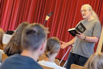 Der Roman "Wir, die süßen Schlampen" und seine Wirkung auf Schüler inNetzschkau - Eine Lesung, das geht auch im Stehen und Herumlaufen: Zoran Drvenkar.