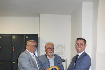Der Rotary Club schenkt der Stadt Annaberg einen Defibrillator - Bei der Übergabe des Defibrillators: Rolf Schmidt, Gerhard Schwickert, Alexander Armbrecht (v. l.)