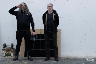 Der Ruhige und der Laute: Wie Neo Rauch und Jonathan Meese in eine Ausstellung passen - Jonathan Meese (links) und Neo Rauch sind eigentlich sehr unterschiedliche Künstlerseelen, jetzt gibt es Werke von ihnen in einer gemeinsamen Ausstellung zu sehen.