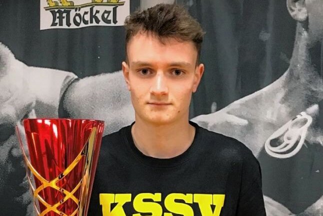 Der Sachsenmeister mit dem extra großen Pokal - Zum Gewinn des Landesmeistertitels in der Jugend (U 19) gab es für Linus Tesch vom KSSV Zwickau einen Ehrenpokal obendrauf. 
