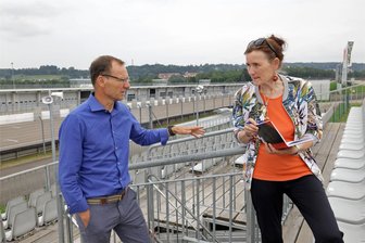 Der Sachsenring bietet dem Motorsport beim MotoGP eine große Bühne: Doch wo ist eigentlich der ideale Platz? - Lutz Oeser, Geschäftsführer der Sachsenring Event GmbH, erklärt Reporterin Cristina Zehrfeld, welche Tribühne für welchen Renn-Fan besonders geeignet ist. Hier der Blick auf die Start-Ziel-Gerade.