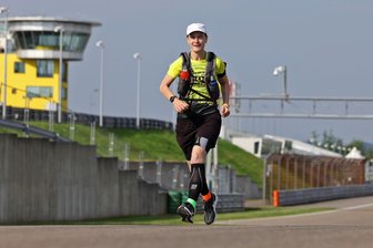 Der Sachsenring-Marathon vorm Moto-GP: Eine Läuferin bringt ein neues Super-Event ins Gespräch - Dörte Schwalbe (29) hat am Freitag als einsame Marathonläuferin ihre Runden auf der Rennstrecke gedreht.