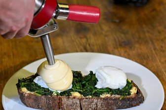 Der Sahnesyphon-Trick: Vermasselte Sauce hollandaise retten - Vermasselte Sauce hollandaise? Da hilft der Syphon-Trick. Einfach die noch warme Sauce zusammen mit aufgeschlagener Sahne in den Syphon geben und aufspritzen. Keiner merkt was.