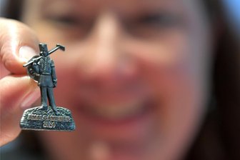 Der Sammel-Pin für das Freiberger Bergstadtfest 2024 ist da - Der neue Bergstadtfest-Pin für das Jahr 2024 ist ein Amalgamierer. Mitarbeiterin Anja Kreul von der Touristinformation Freiberg präsentiert das Sammlerstück.