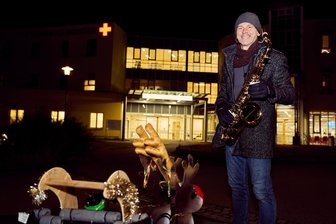 Der Saxofonist vor dem Krankenhaus: Chemnitzer radelt Heiligabend quer durch Chemnitz - Udo Stein betreibt einen Fahrradladen. Am Heiligabend radelt er samt Saxofon durch die Stadt.