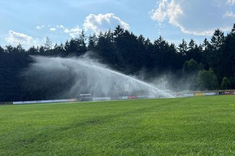 Der SC Syrau steht mit dem Rücken zur Wand. Die Fußballer des VfB Annaberg wollen sie aber nicht zur Befreiung kommen lassen. - Die Syrauer tun alles, um die Annaberger in ihrem Waldstadion ausrutschen zu lassen. Vielleicht tut der angekündigte Regen sein Übriges noch dazu.