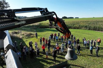 Der schiefe Turm von Topfseifersdorf ist wieder gerade - Sanierungsarbeiten am Turm der Kirche in Topfseifersdorf: Die wegen der Bauarbeiten aus dem Kirchturm gehobenen Glocken sind am Montag durch