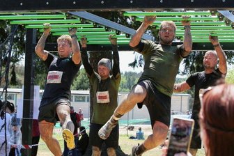 "Der Schlamm war das Beste" - Armkraft war auch an diesem Hangelgerüst kurz vorm Zieleinlauf gefragt.
