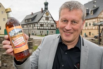Der Schnaps für den Bergmannstag 2022 ist auf dem Markt - Im Auftrag des Olbernhauer Unternehmers Guido Kolberg wird der Olbernhauer Kupfertropfen hergestellt.