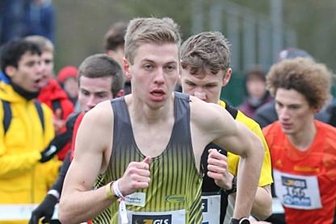 Der Schnellste auf der Schlammpiste - Tom Förster tritt in Sonsbeck die Flucht nach vorn an. Der 19-Jährige absolviert bis zu 140 Trainingskilometer pro Woche.