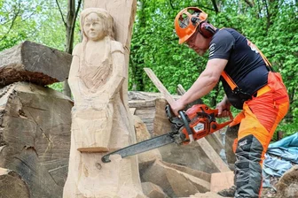 Der schnellste Kettensäger Deutschlands kommt aus dem Erzgebirge - Falk Germann schnitzt bereits an einer ersten Figur für das Symposium in Scheibenberg. 